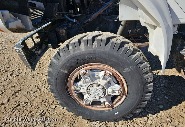 image for item OJ9082 1992 International 4800  truck cab and chassis