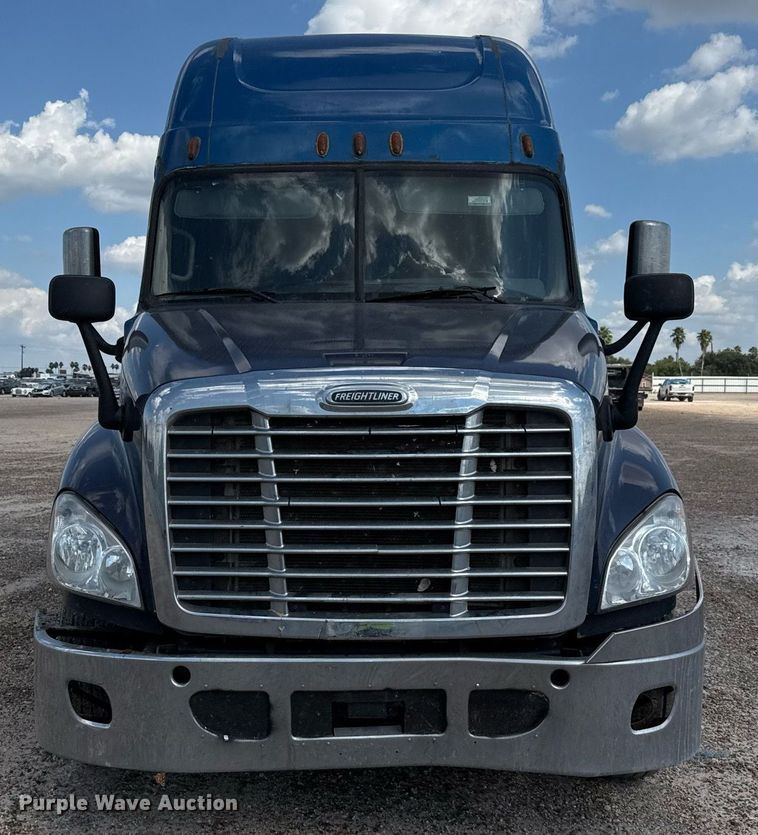 image for item YY0014 2017 Freightliner Cascadia 125 semi truck