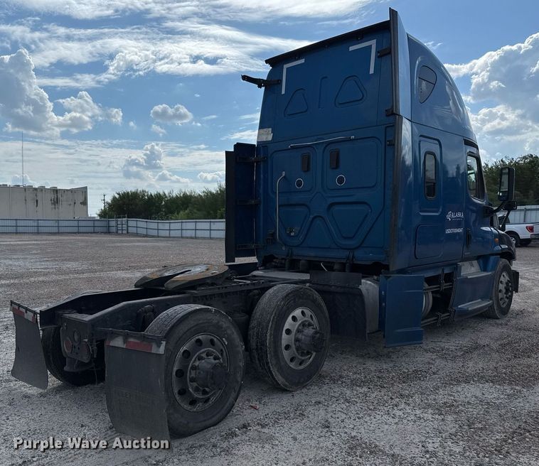 image for item YY0014 2017 Freightliner Cascadia 125 semi truck