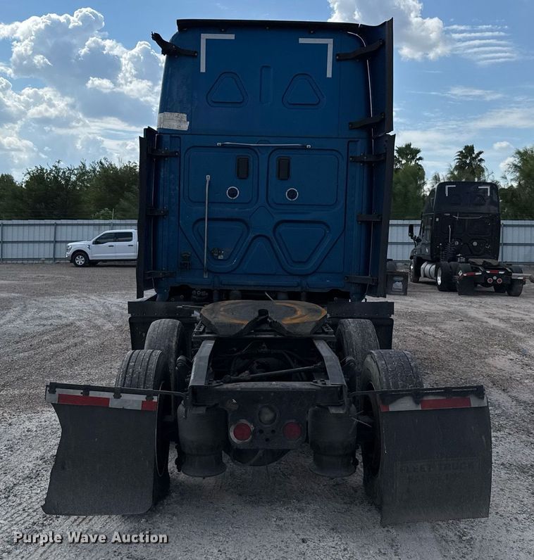 image for item YY0014 2017 Freightliner Cascadia 125 semi truck