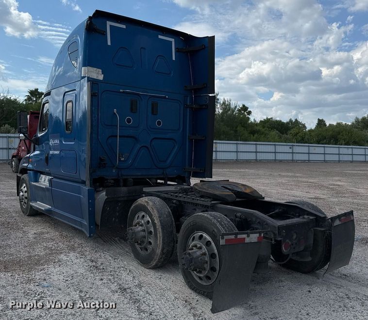 image for item YY0014 2017 Freightliner Cascadia 125 semi truck