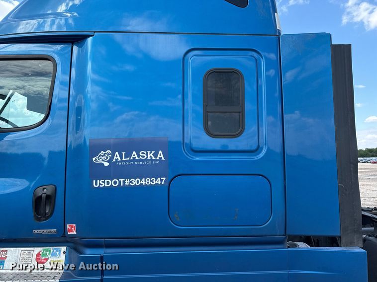 image for item YY0014 2017 Freightliner Cascadia 125 semi truck