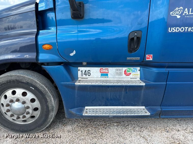 image for item YY0014 2017 Freightliner Cascadia 125 semi truck