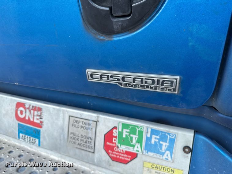 image for item YY0014 2017 Freightliner Cascadia 125 semi truck