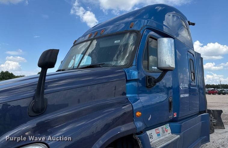 image for item YY0014 2017 Freightliner Cascadia 125 semi truck