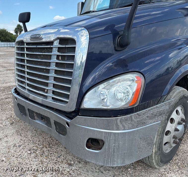 image for item YY0014 2017 Freightliner Cascadia 125 semi truck