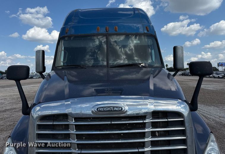 image for item YY0014 2017 Freightliner Cascadia 125 semi truck