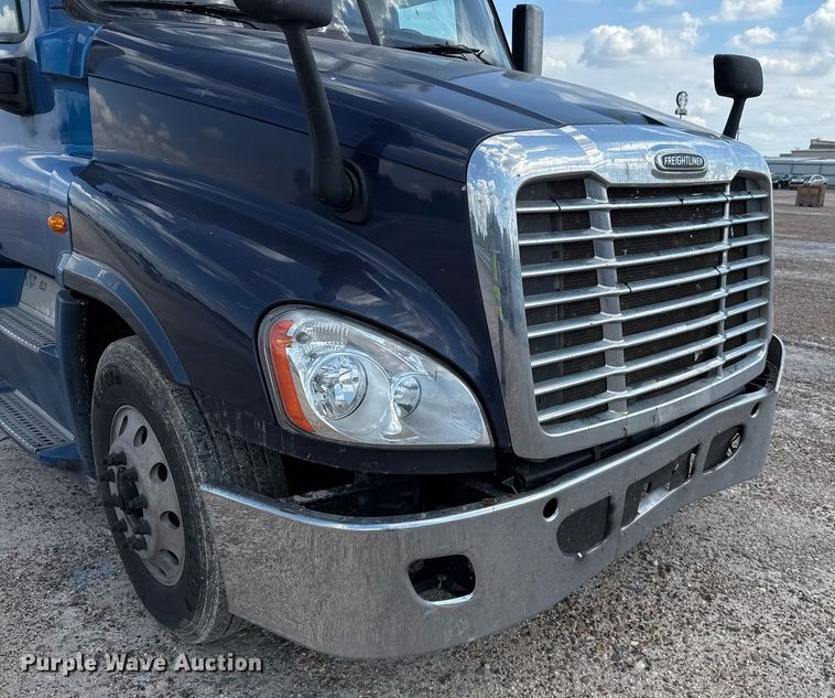 image for item YY0014 2017 Freightliner Cascadia 125 semi truck