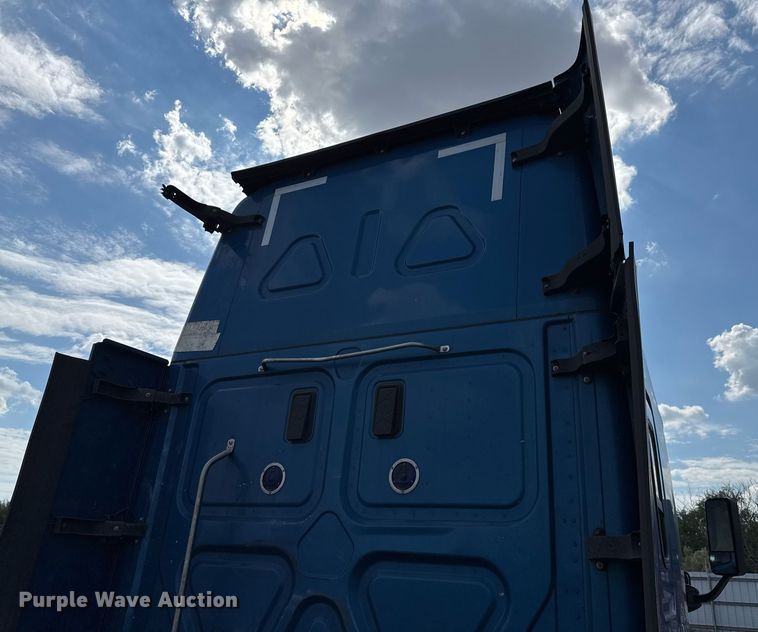 image for item YY0014 2017 Freightliner Cascadia 125 semi truck