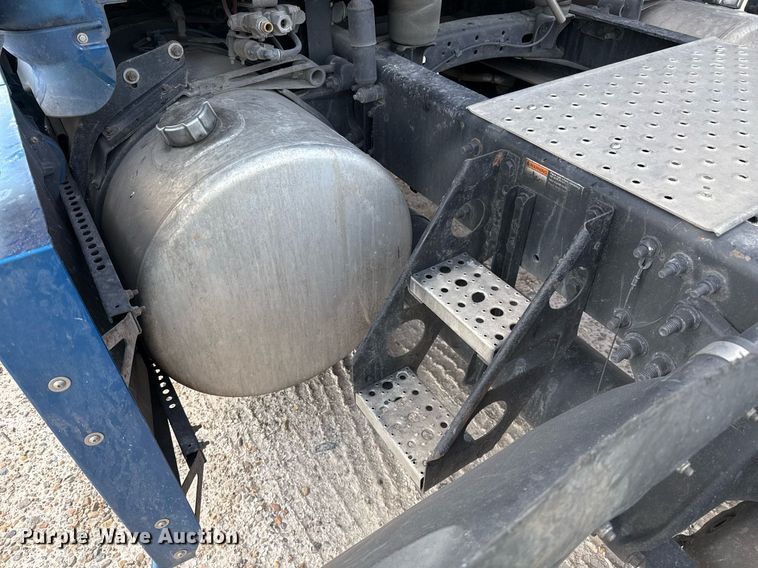 image for item YY0014 2017 Freightliner Cascadia 125 semi truck