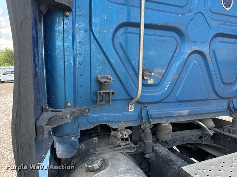 image for item YY0014 2017 Freightliner Cascadia 125 semi truck