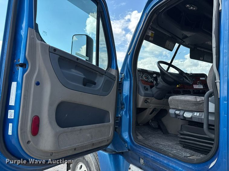 image for item YY0014 2017 Freightliner Cascadia 125 semi truck