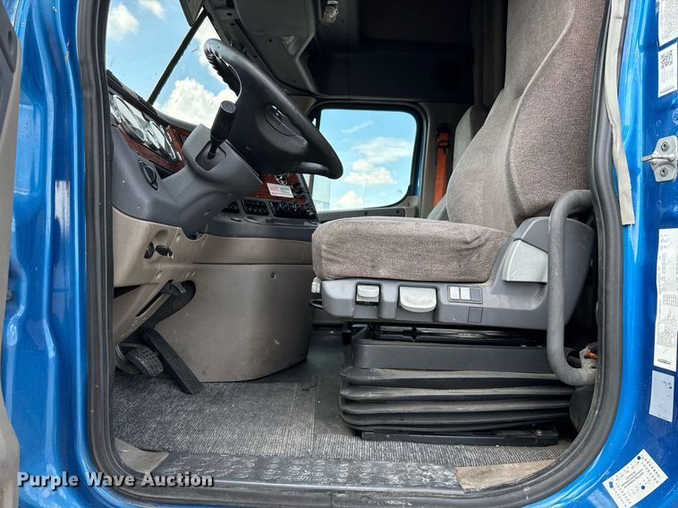 image for item YY0014 2017 Freightliner Cascadia 125 semi truck