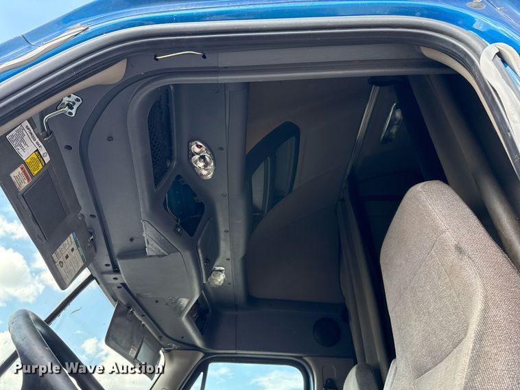 image for item YY0014 2017 Freightliner Cascadia 125 semi truck