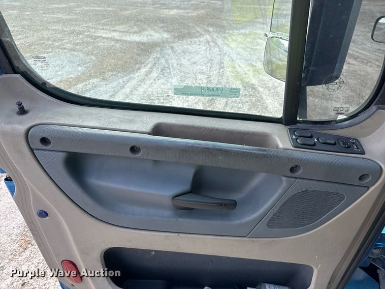 image for item YY0014 2017 Freightliner Cascadia 125 semi truck