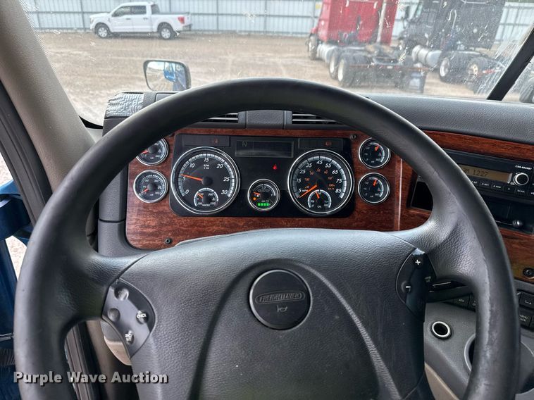 image for item YY0014 2017 Freightliner Cascadia 125 semi truck