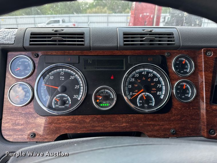 image for item YY0014 2017 Freightliner Cascadia 125 semi truck