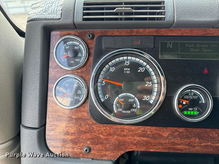 image for item YY0014 2017 Freightliner Cascadia 125 semi truck