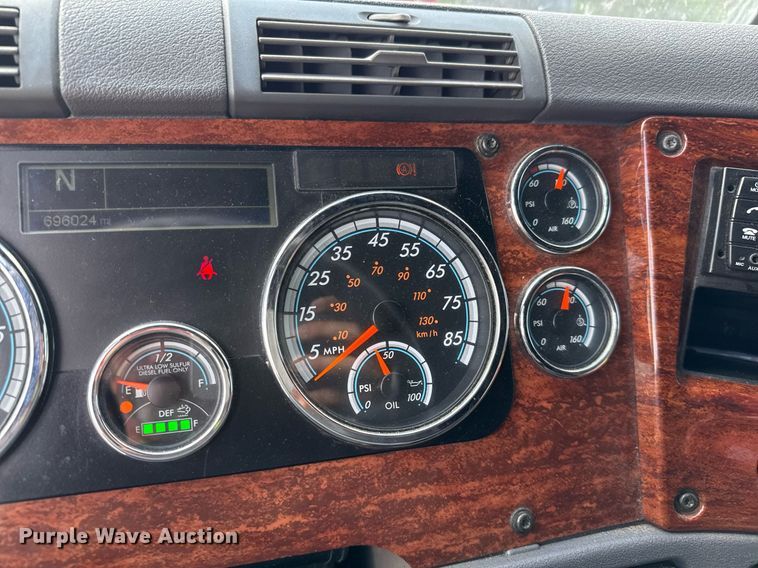 image for item YY0014 2017 Freightliner Cascadia 125 semi truck