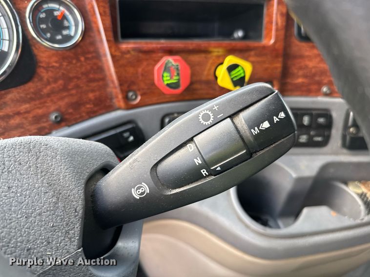 image for item YY0014 2017 Freightliner Cascadia 125 semi truck