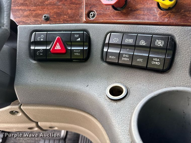 image for item YY0014 2017 Freightliner Cascadia 125 semi truck