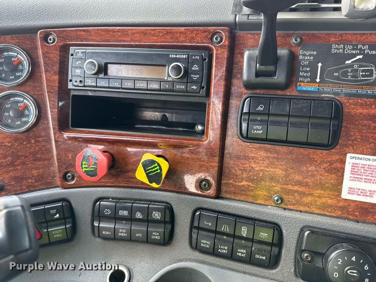 image for item YY0014 2017 Freightliner Cascadia 125 semi truck