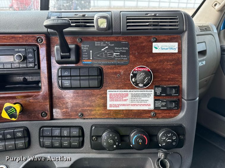 image for item YY0014 2017 Freightliner Cascadia 125 semi truck