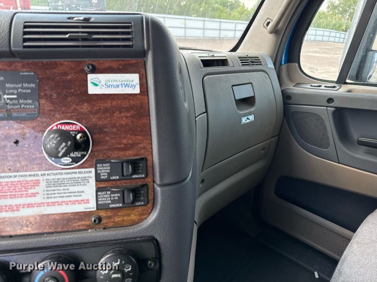 image for item YY0014 2017 Freightliner Cascadia 125 semi truck