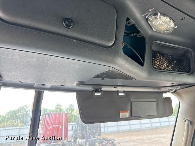 image for item YY0014 2017 Freightliner Cascadia 125 semi truck