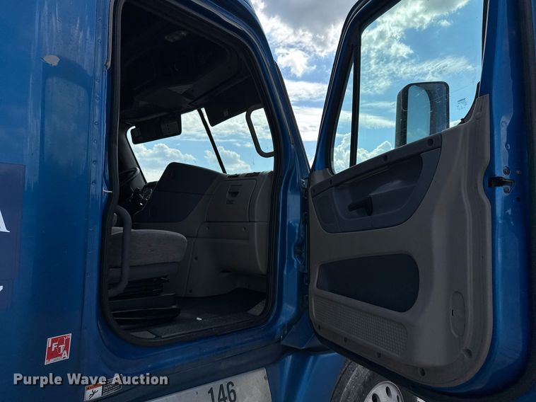 image for item YY0014 2017 Freightliner Cascadia 125 semi truck