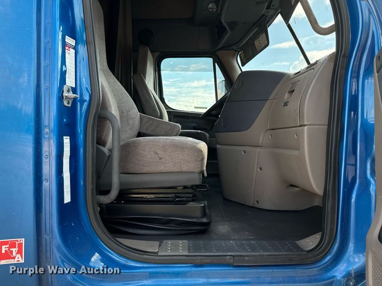 image for item YY0014 2017 Freightliner Cascadia 125 semi truck