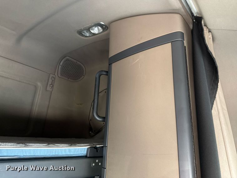 image for item YY0014 2017 Freightliner Cascadia 125 semi truck