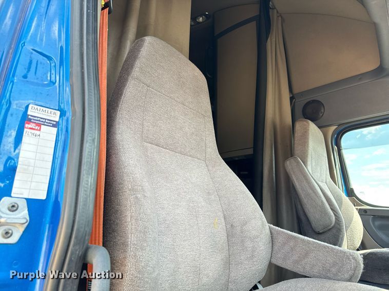 image for item YY0014 2017 Freightliner Cascadia 125 semi truck