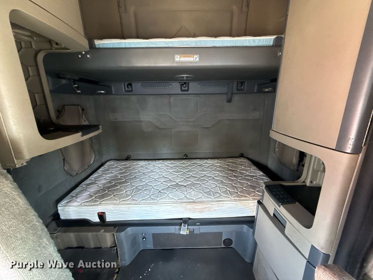 image for item YY0014 2017 Freightliner Cascadia 125 semi truck