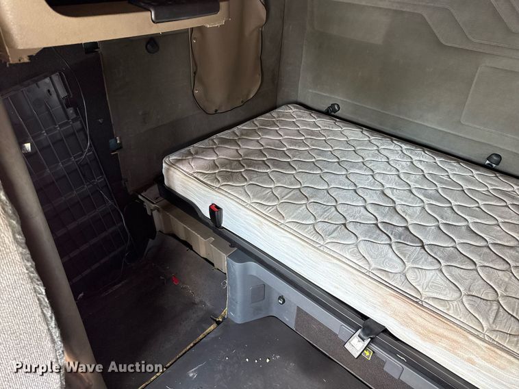 image for item YY0014 2017 Freightliner Cascadia 125 semi truck