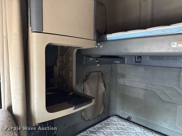 image for item YY0014 2017 Freightliner Cascadia 125 semi truck