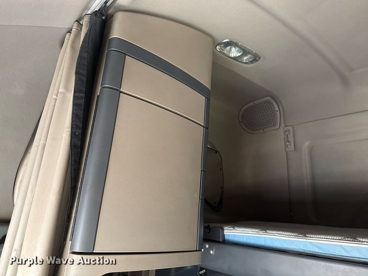 image for item YY0014 2017 Freightliner Cascadia 125 semi truck