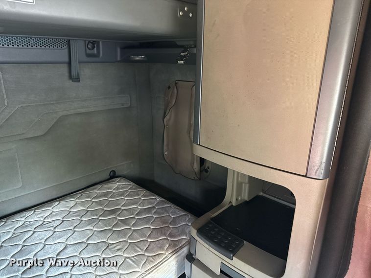 image for item YY0014 2017 Freightliner Cascadia 125 semi truck