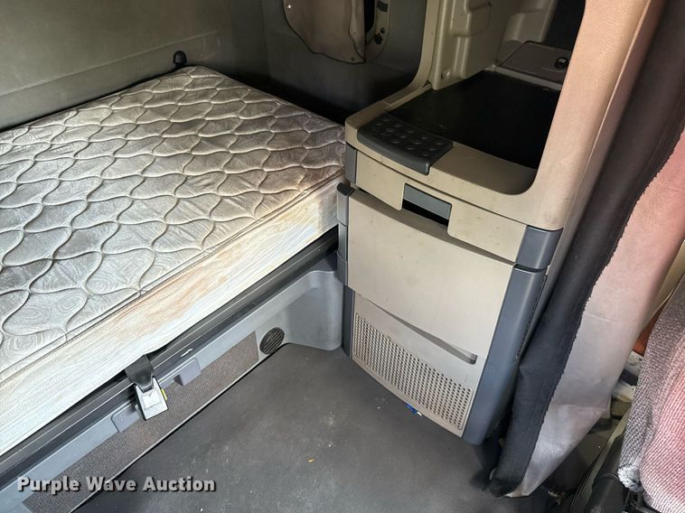 image for item YY0014 2017 Freightliner Cascadia 125 semi truck