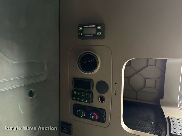 image for item YY0014 2017 Freightliner Cascadia 125 semi truck