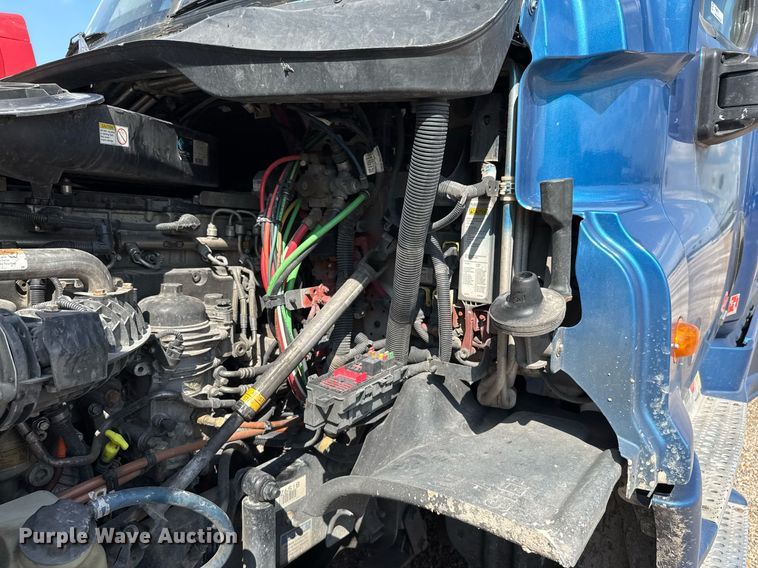 image for item YY0014 2017 Freightliner Cascadia 125 semi truck