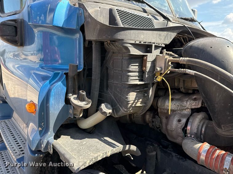 image for item YY0014 2017 Freightliner Cascadia 125 semi truck