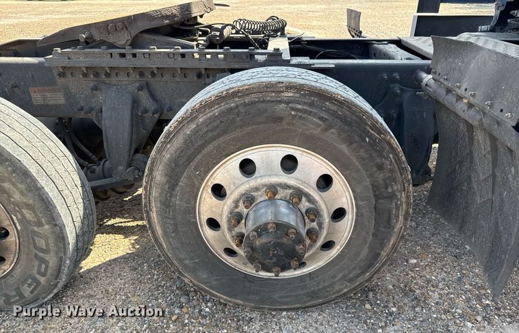 image for item YY0014 2017 Freightliner Cascadia 125 semi truck