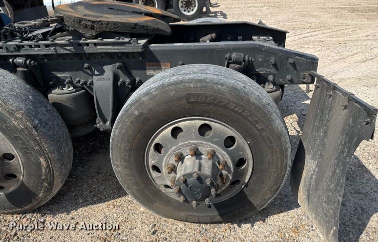 image for item YY0014 2017 Freightliner Cascadia 125 semi truck