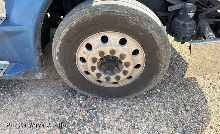 image for item YY0014 2017 Freightliner Cascadia 125 semi truck