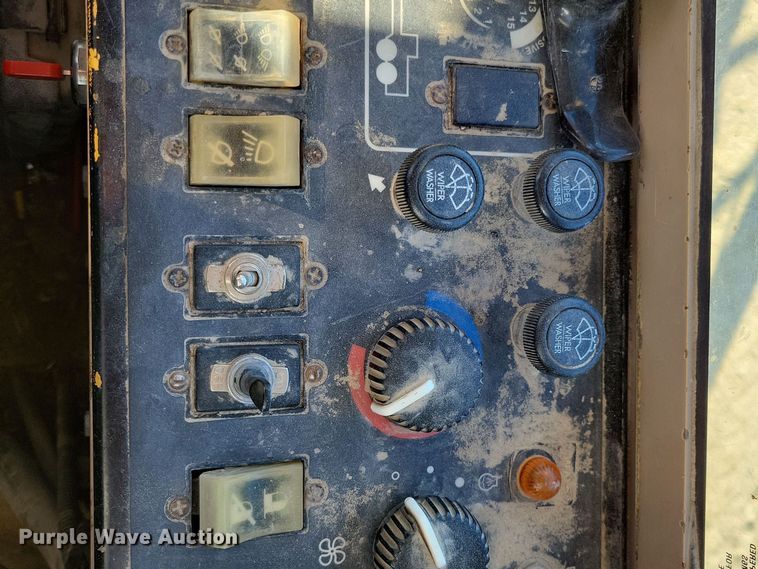 image for item DN3630 1996 John Deere 770BH motor grader