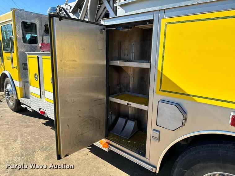 image for item DO0465 1997 Sutphen ladder fire truck