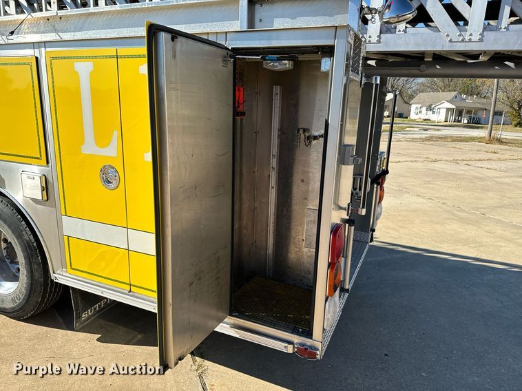 image for item DO0465 1997 Sutphen ladder fire truck