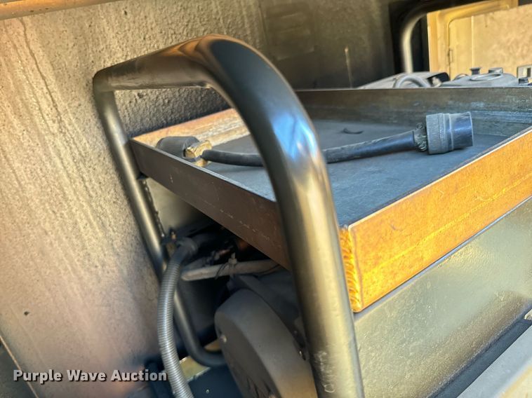 image for item DO0465 1997 Sutphen ladder fire truck