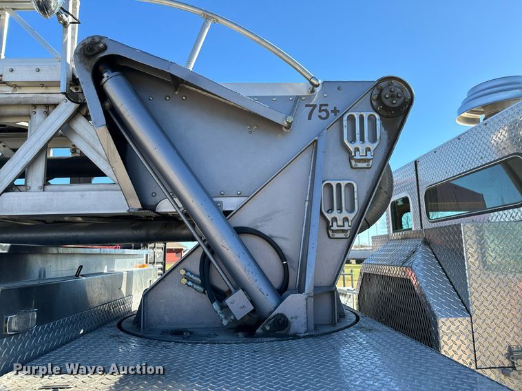 image for item DO0465 1997 Sutphen ladder fire truck